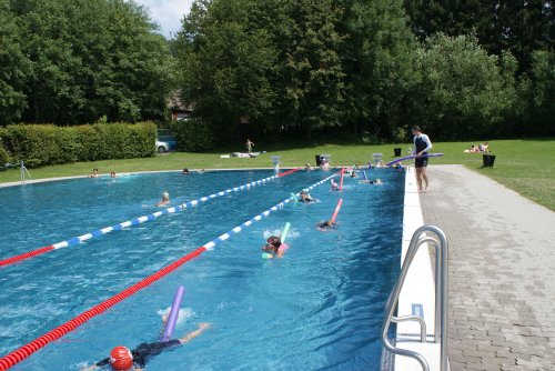 47 Teilnehmer bei Schwimmkurs